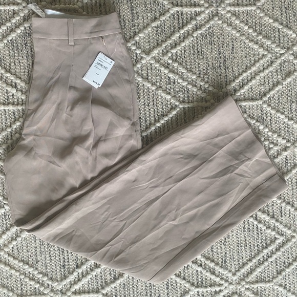 NEW WITH TAGS — Good American Luxe Suiting Wide-Leg Trouser
Size 10/30 • Taupe - Picture 4 of 9
